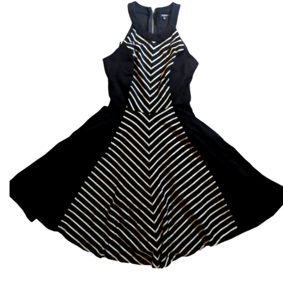 Cute! Xoxo black and white asymmetrical patterned dress size 00 - Picture 1 of 3